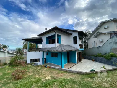 Casa com 3 Quartos para alugar, 210m² no Mina Brasil, Criciúma