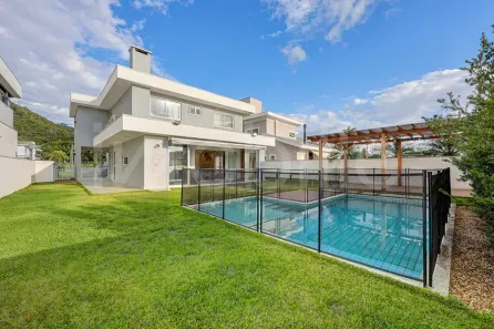 Casa com 3 Quartos para venda ou aluguel, 222m² no Santa Regina, Camboriú