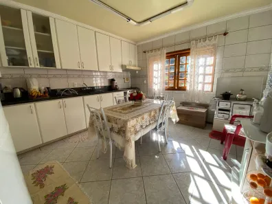 Casa com 4 Quartos para alugar, 253m² no Maria Goretti, Chapecó