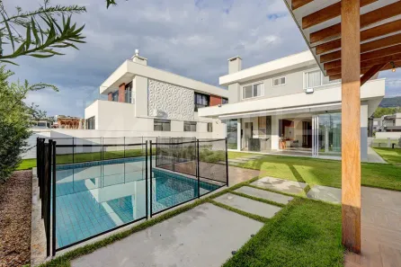 Casa com 3 Quartos para venda ou aluguel, 222m² no Santa Regina, Camboriú