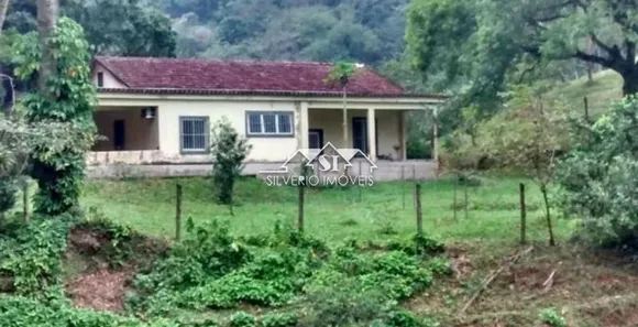 Fazenda / Sítio / Chácara com 3 Quartos à venda, 247m² no Mantiquira, Duque de Caxias