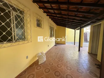 Casa com 4 Quartos para alugar, 150m² no Major Prates, Montes Claros