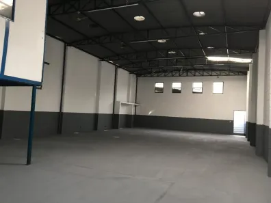 Galpão / Depósito / Armazém para alugar, 350m² no Parque Laguna, Taboão da Serra