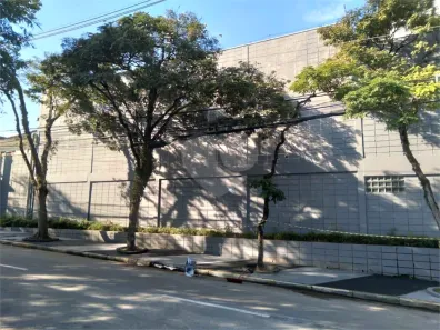 Galpão / Depósito / Armazém com 12 Quartos para venda ou aluguel, 2021m² no Jardim Iracema/Aldeia, Barueri