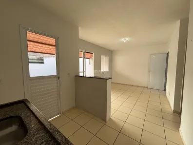 Casa de Condomínio com 2 Quartos para alugar, 47m² no Parque Santa Clara, Campos dos Goytacazes