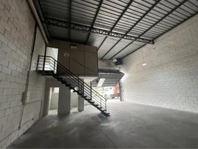 Galpão / Depósito / Armazém para alugar, 270m² no Jardim Baronesa, Taubaté