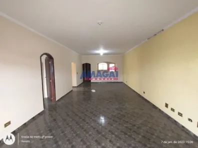 Sobrado com 4 Quartos à venda, 297m² no Centro, Igaratá