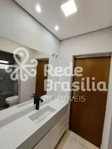Casa de Condomínio com 3 Quartos para alugar, 250m² no Setor Habitacional Arniqueira, Brasília