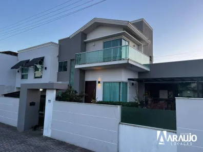 Casa com 3 Quartos para alugar, 220m² no Centro, Navegantes
