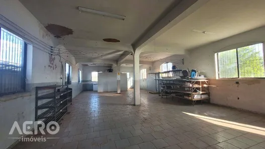 Galpão / Depósito / Armazém à venda, 650m² no , Pederneiras
