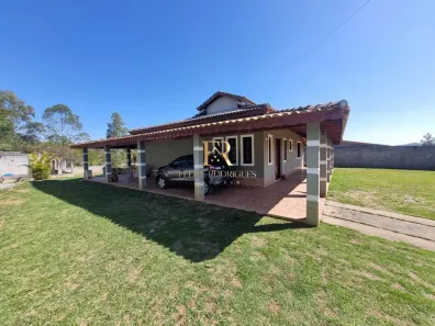 Fazenda / Sítio / Chácara com 2 Quartos à venda, 223m² no Centro, Guararema