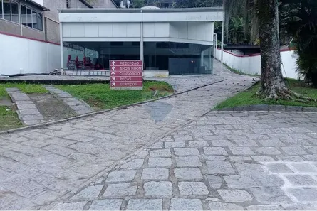 Galpão / Depósito / Armazém para alugar, 672m² no Coronel Veiga, Petrópolis