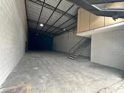 Galpão / Depósito / Armazém para alugar, 270m² no Jardim Baronesa, Taubaté