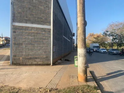 Galpão / Depósito / Armazém para venda ou aluguel, 309m² no Santa Lúcia, Montes Claros