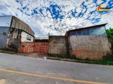Galpão / Depósito / Armazém à venda, 810m² no Niterói, Divinópolis