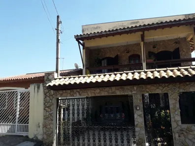 Sobrado com 3 Quartos à venda, 240m² no Vila Pasti, Louveira