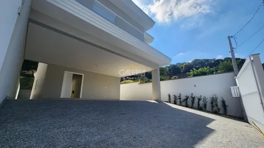 Sobrado com 4 Quartos à venda, 271m² no América, Joinville