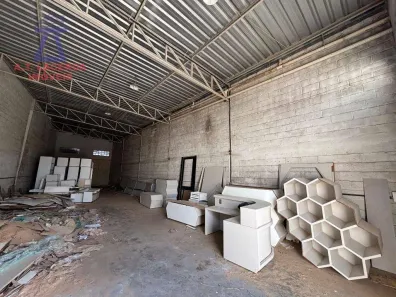 Galpão / Depósito / Armazém para venda ou aluguel, 200m² no Santo Expedito, Montes Claros