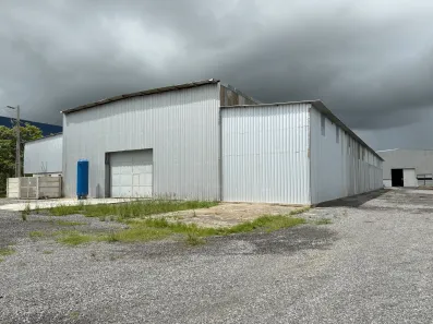 Galpão / Depósito / Armazém para alugar, 2000m² no Centro, Escada