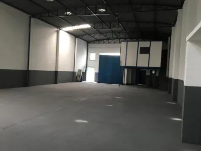 Galpão / Depósito / Armazém para alugar, 350m² no Parque Laguna, Taboão da Serra