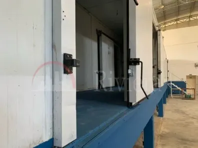 Galpão / Depósito / Armazém para venda ou aluguel, 1300m² no Varadouro, São Sebastião