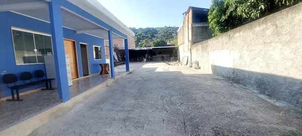 Galpão / Depósito / Armazém com 3 Quartos para venda ou aluguel, 390m² no Santa Terezinha, Mesquita