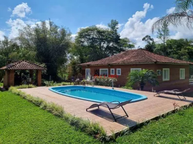 Fazenda / Sítio / Chácara com 3 Quartos à venda, 155m² no Fundão, Alambari