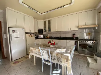 Casa com 4 Quartos para alugar, 253m² no Maria Goretti, Chapecó