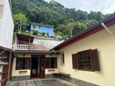 Casa com 3 Quartos à venda, 2800m² no Castelanea, Petrópolis