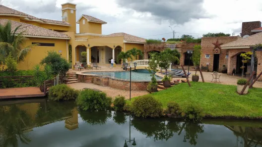 Sobrado com 4 Quartos à venda, 1200m² no , Hidrolândia