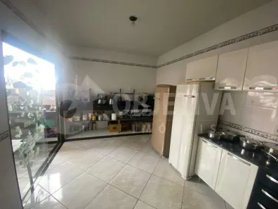 Galpão / Depósito / Armazém com 1 Quarto à venda, 230m² no Jardim Europa, Uberlândia