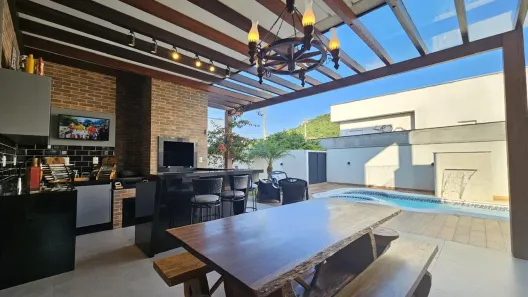 Casa de Condomínio com 4 Quartos para alugar, 310m² no Santa Regina, Camboriú