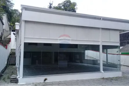 Galpão / Depósito / Armazém para alugar, 672m² no Coronel Veiga, Petrópolis