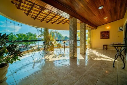Sobrado com 4 Quartos para venda ou aluguel, 214m² no Centro, Rio das Ostras