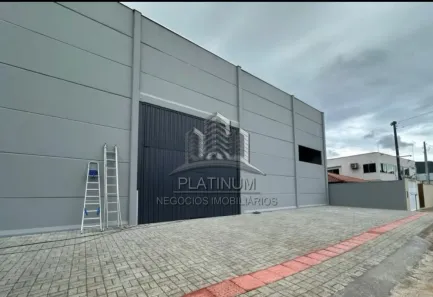 Galpão / Depósito / Armazém para alugar, 420m² no Várzea do Ranchinho, Camboriú