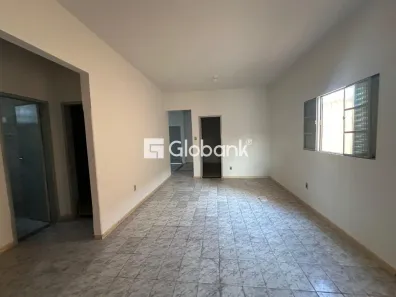 Casa com 3 Quartos para alugar, 105m² no Funcionários, Montes Claros