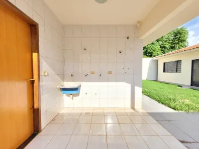 Casa com 3 Quartos para alugar, 209m² no Parque Residencial Quebec, Maringá