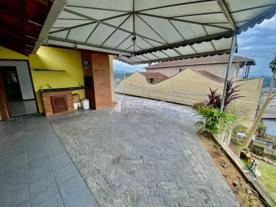 Casa com 3 Quartos para alugar, 219m² no Água Verde, Blumenau