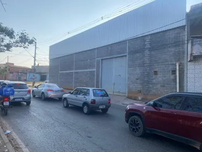 Galpão / Depósito / Armazém para venda ou aluguel, 309m² no Santa Lúcia, Montes Claros