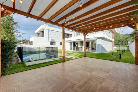 Casa com 3 Quartos para venda ou aluguel, 222m² no Santa Regina, Camboriú
