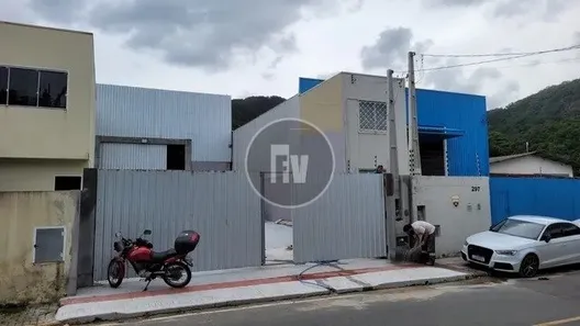 Galpão / Depósito / Armazém para alugar, 760m² no Rio Pequeno, Camboriú