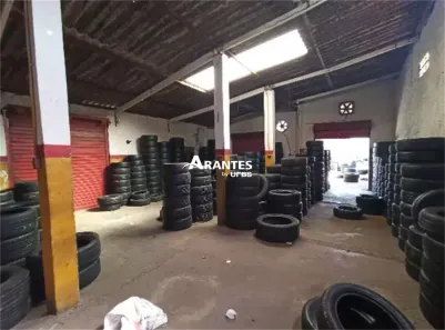 Galpão / Depósito / Armazém à venda, 100m² no Carajás, Uberlândia