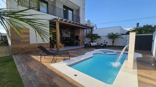 Casa de Condomínio com 4 Quartos para alugar, 310m² no Santa Regina, Camboriú