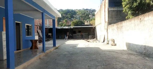 Galpão / Depósito / Armazém com 3 Quartos para venda ou aluguel, 390m² no Santa Terezinha, Mesquita