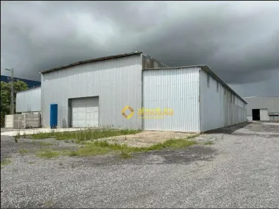 Galpão / Depósito / Armazém para alugar, 2000m² no Mangueira, Escada