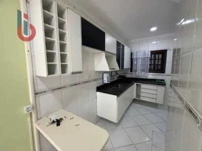 Sobrado com 2 Quartos para venda ou aluguel, 75m² no Centro, Bertioga