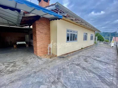 Casa com 3 Quartos para alugar, 219m² no Água Verde, Blumenau