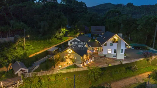 Loja / Salão / Ponto Comercial com 12 Quartos à venda, 730m² no Recanto das Araucárias, Campos do Jordão