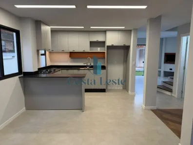 Casa com 4 Quartos para alugar, 230m² no Itacorubi, Florianópolis