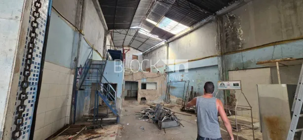 Galpão / Depósito / Armazém para alugar, 360m² no Ramos, Rio de Janeiro